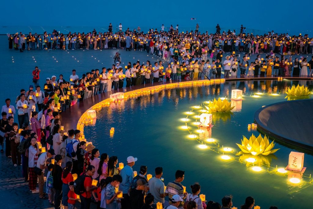 Crowds floating krathongs on the water at Loy Krathong