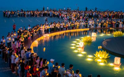 Crowds floating krathongs on the water at Loy Krathong